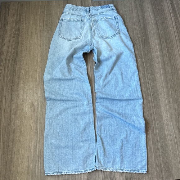 Hollister Ultra High-Rise Baggy Jeans
Size W25R Color Light Wash Denim - Picture 3 of 11